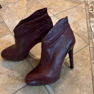 Jessica Simpson boot / burgundy